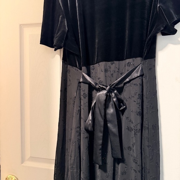 4X black velvet gown - Picture 1 of 9